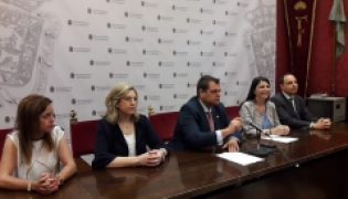 Onofre Miralles junto a otros miembros de VOX en rueda de prensa (EUROPA PRESS) Onofre Miralles junto a otros miembros de VOX en rueda de prensa (EUROPA PRESS)