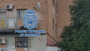 Miembros de al Policia Nacional intentan abrir una puerta (POLICIA NACIONAL) Miembros de al Policia Nacional intentan abrir una puerta (POLICIA NACIONAL)