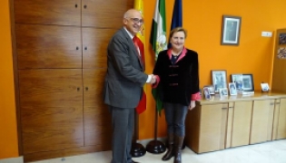 El director de asuntos corporativos de Roche Farma España, Federico Plaza y la directora gerente de la Escuela Andaluza de Salud Pública, Blanca Fernández-Capel en el acto de firma del convenio entre ambas instituciones (EASP) El director de asuntos corporativos de Roche Farma España, Federico Plaza y la directora gerente de la Escuela Andaluza de Salud Pública, Blanca Fernández-Capel en el acto de firma del convenio entre ambas instituciones (EASP)