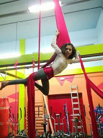 Monachil ofrece clases de acrobacias circenses en tela y trapecio únicas en  la provincia