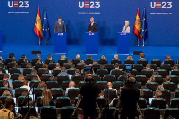 El presidente del Gobierno, Pedro Sánchez (i); la presidenta de la Comisión Europea, Ursula von der Leyen, y el presidente del Consejo Europeo, Charles Michel (c) (FRANCISCO J. OLMO)