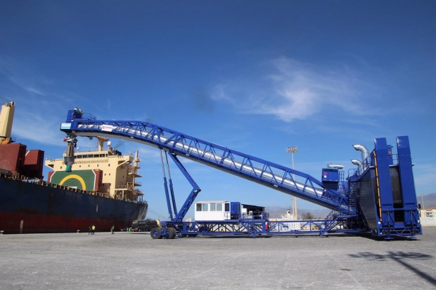 Operativo de carga de mineral para exportación (PUERTO)