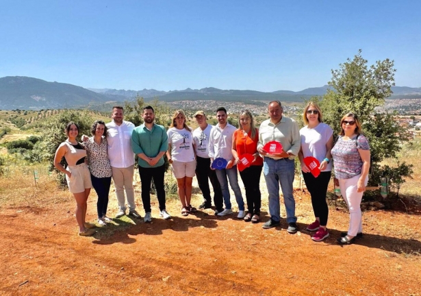 Representantes del PSOE durante la visita a Huétor Vega.( PSOE GRANADA)
