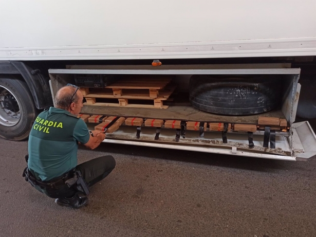 La Guardia Civil descubre 280 kilos de hachís en un doble fondo de un semirremolque en el puerto de Motril (GUARDIA CIVIL)