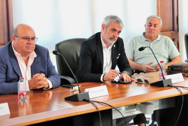 El alcalde de Órgiva (centro) en una reunión reciente para tratar la ampliación (AYTO. ÓRGIVA)
