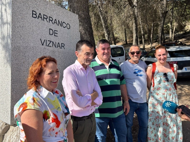 Antonio Maíllo, coordinador federal de Izquierda Unida, junto a otras autoridades que han visitado el Barranco de Víznar (SUMAR GRANADA)
