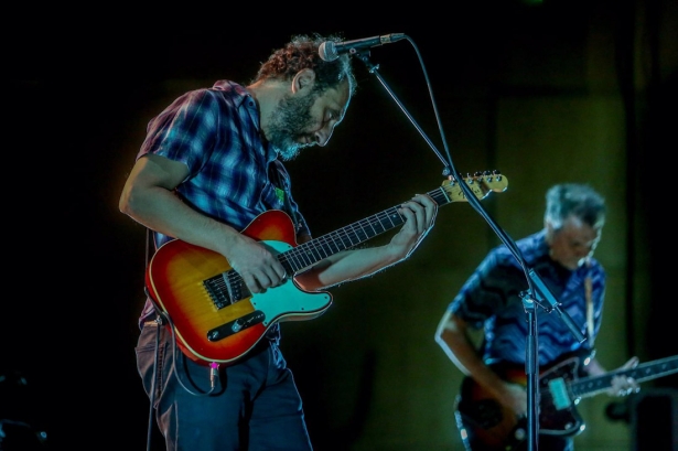 El cantante del grupo indie Los Planetas, Jota, durante un concierto en el Palacio Municipal de la Feria de Madrid Ifema, a 20 de octubre de 2021 (RICARDO RUBIO - EUROPA PRESS)
