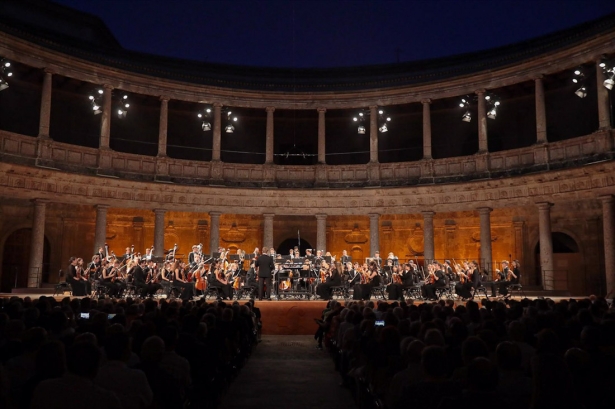El titular de la Filarmónica de Berlín (Alemania), Kirill Petrenko ha abierto en el Palacio de Carlos V de Granada, con la Orquesta de Jóvenes Gustav Mahler a sus órdenes, el 73 Festival Internacional de Música y Danza. (ARSENIO ZURITA / EUROPA PRESS)