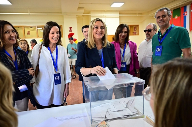 La alcaldesa de Granada, Marifrán Carazo, ejerce su derecho al voto este domingo (PP)