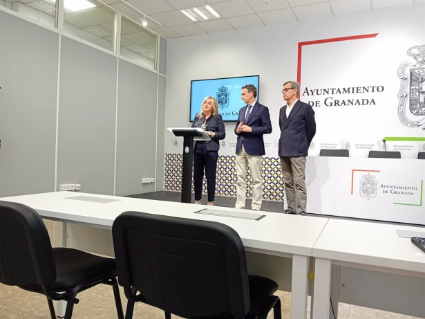 La alcaldesa de Granada, Marifrán Carazo, y los concejales de Urbanismo y de Turismo, Enrique Catalina y Juan Ramón Ferreira (EUROPA PRESS)